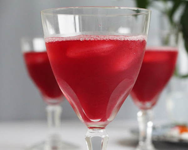 Glas med lingonjuice - lingon, resveratrol och hälsoeffekter.